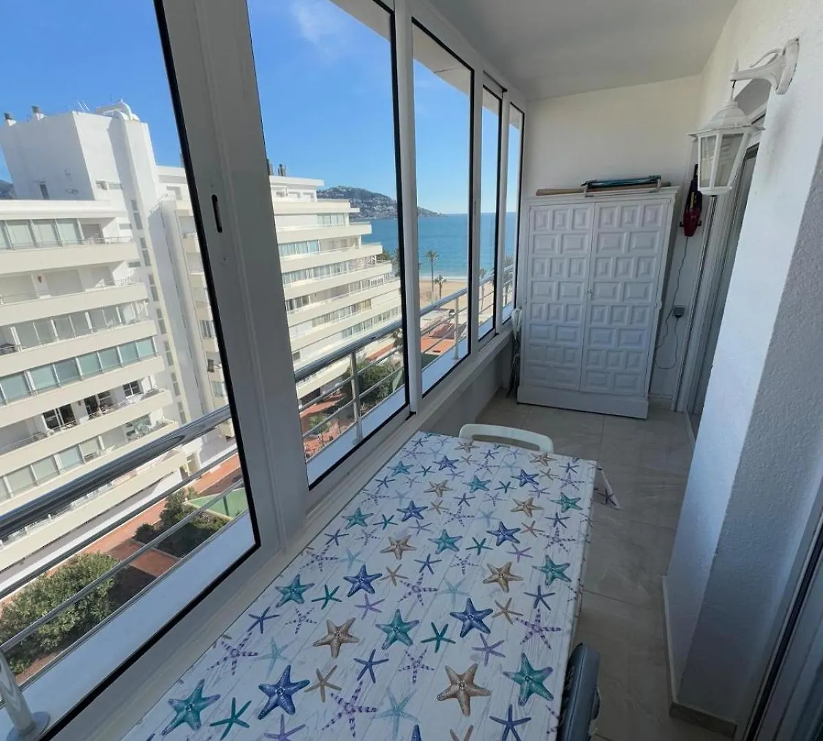 Appartement Moderne Premiere Ligne De Mer Avec Piscine Roses Apartment